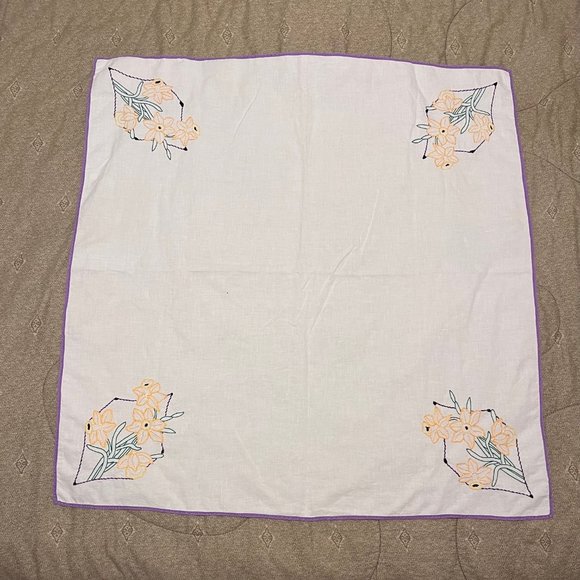 Vintage Hand Embroidered Tablcloth Daffodils - Picture 1 of 5